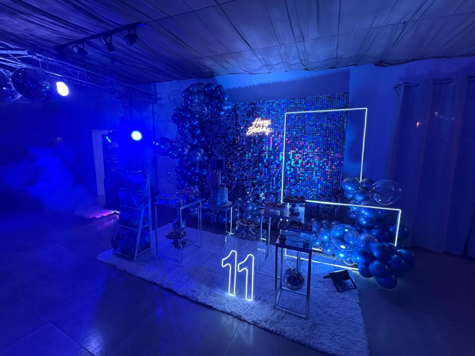 Salón con iluminación profesional